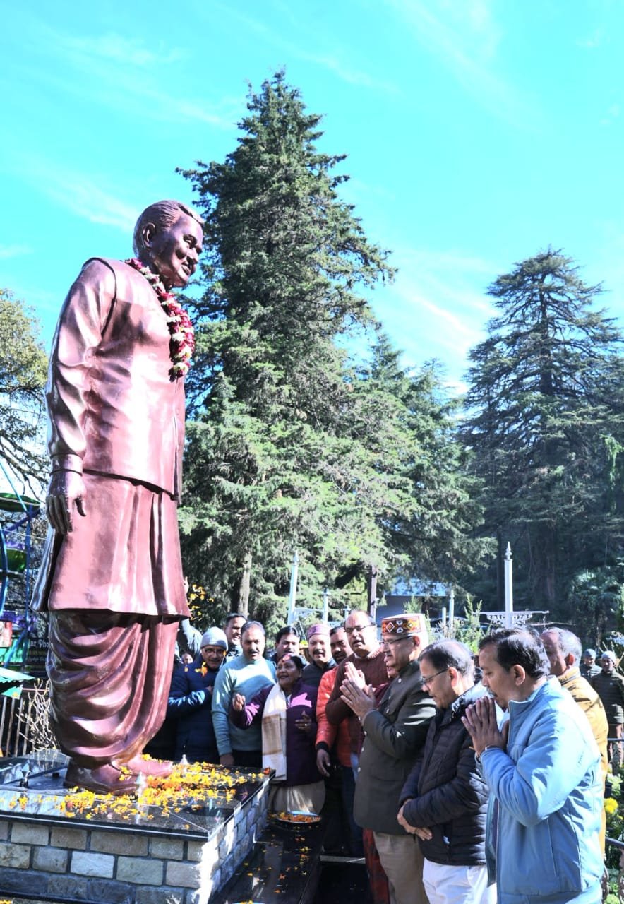 स्व. अटल बिहारी वाजपेयी जयंती पर गणेश जोशी ने अटल उद्यान में प्रतिमा पर पुष्पांजलि अर्पित कर दी श्रद्धांजलि