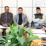 पीएमजीएसवाई के तहत निर्माणाधीन मोटर मार्गों की प्रगति की समीक्षा करते कैबिनेट मंत्री गणेश जोशी