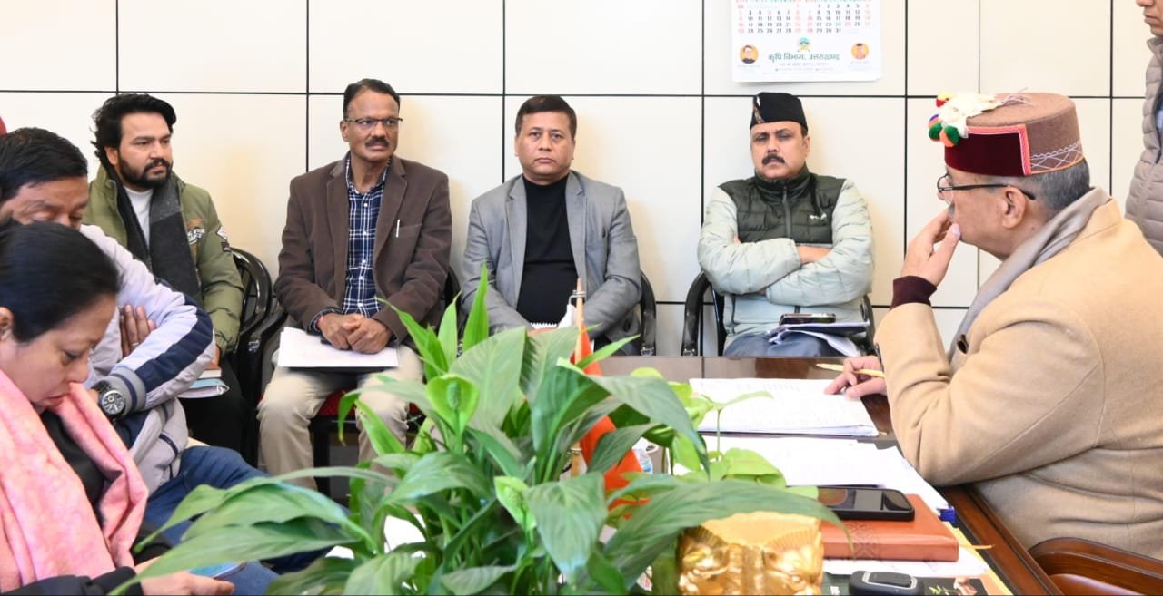 पीएमजीएसवाई के तहत निर्माणाधीन मोटर मार्गों की प्रगति की समीक्षा करते कैबिनेट मंत्री गणेश जोशी