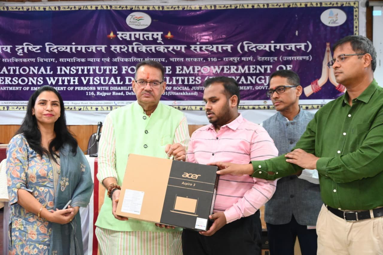 कैबिनेट मंत्री गणेश जोशी बोले- लैपटॉप से उच्च शिक्षा और प्रतियोगी परीक्षाओं की तैयारी को मिलेगा बल