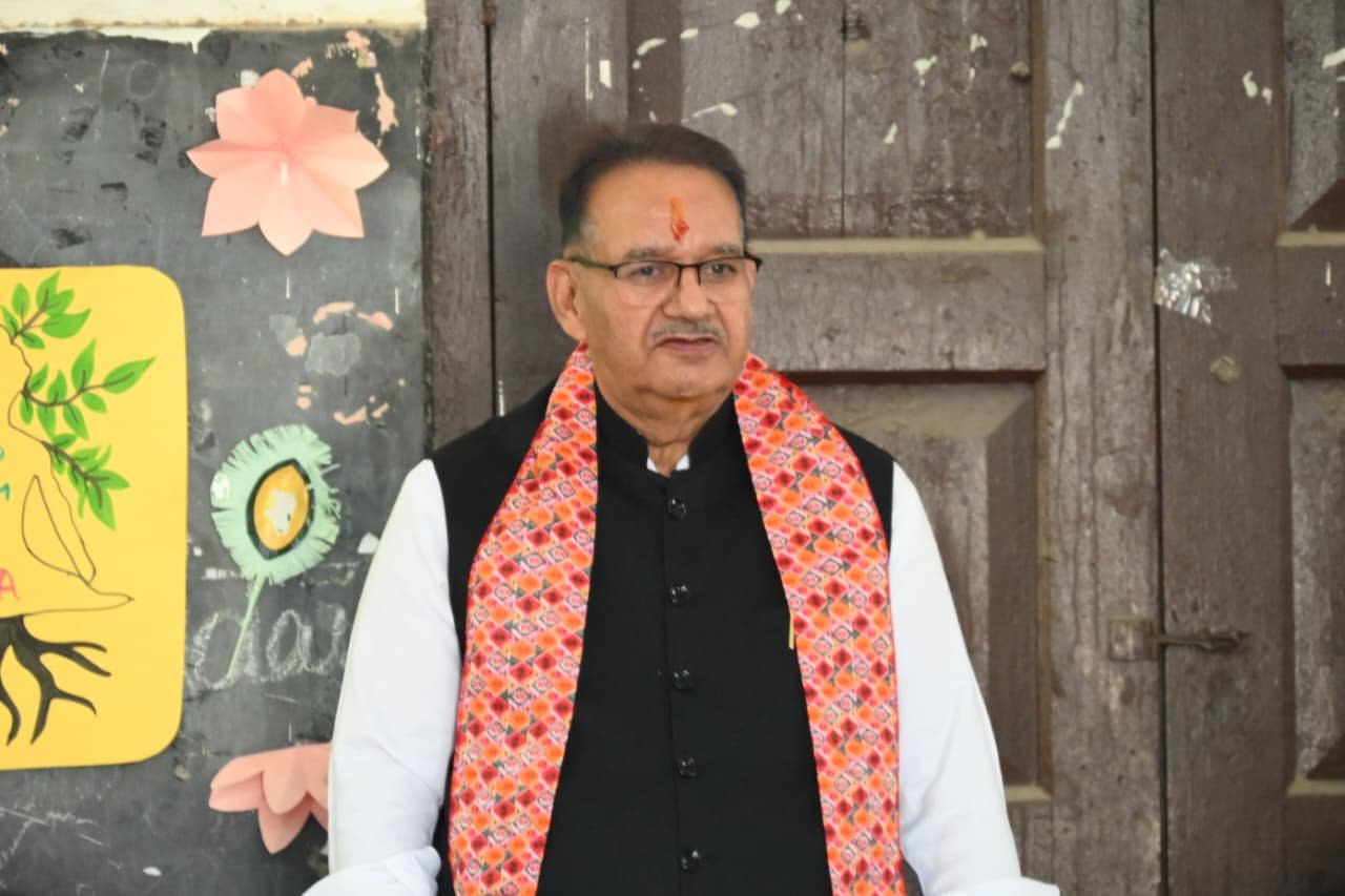 कैबिनेट मंत्री गणेश जोशी ने ब्लूमिंग बर्ड स्कूल में सेवा संकल्प अभियान के कार्यक्रम में किया प्रतिभाग