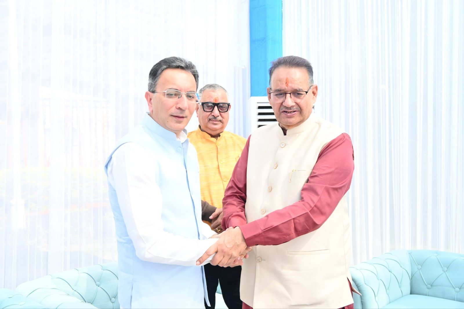 ‘हाउस ऑफ हिमालयाज’ के स्थानीय उत्पादों की किट भेंट कर गणेश जोशी ने किया जितिन प्रसाद का स्वागत